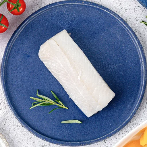 Halibut niebieski na talerzu, na surowo