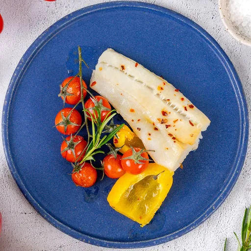 Halibut niebieski na talerzu, po przygotowaniu