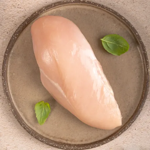 Filet z piersi kurczaka na talerzu, na surowo