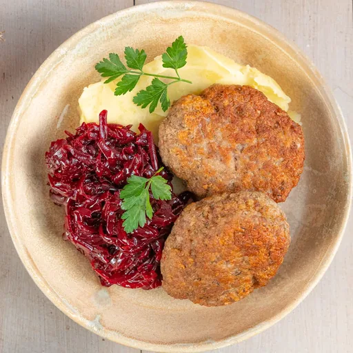 Mielone wieprzowe na talerzu, po przygotowaniu