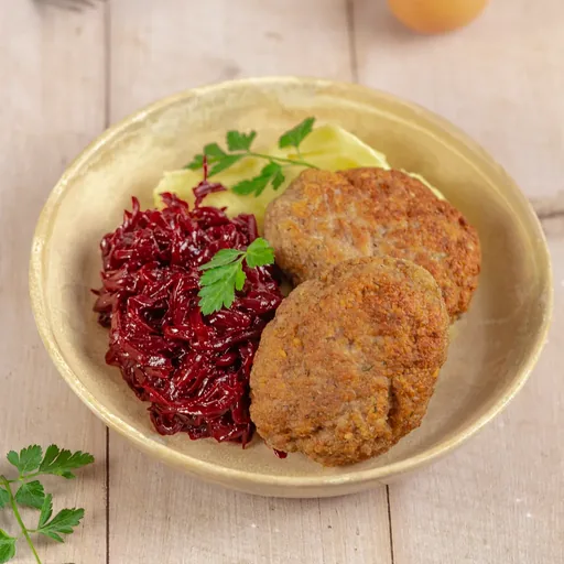 kotlety mielone z buraczkami i puree ziemniaczanym