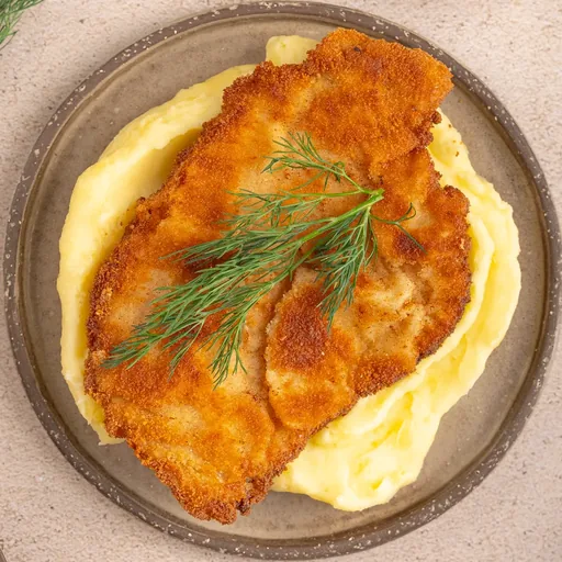 Schab wieprzowy w plastrach na talerzu, po przygotowaniu