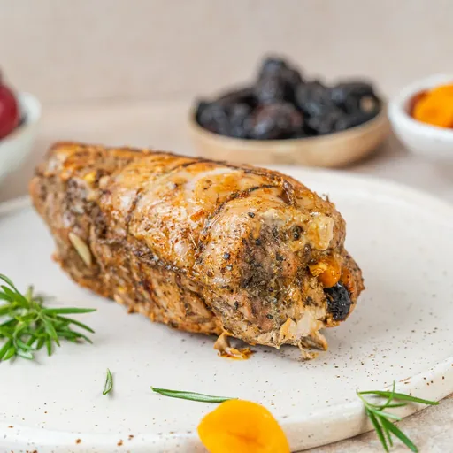 schab nadziewany śliwką i morelami