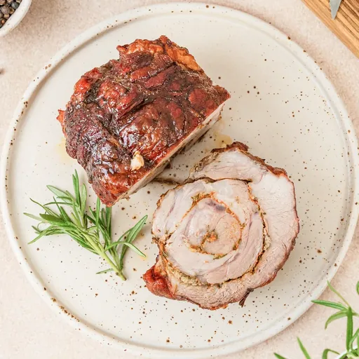 Karkówka w kawałku na talerzu, po przygotowaniu
