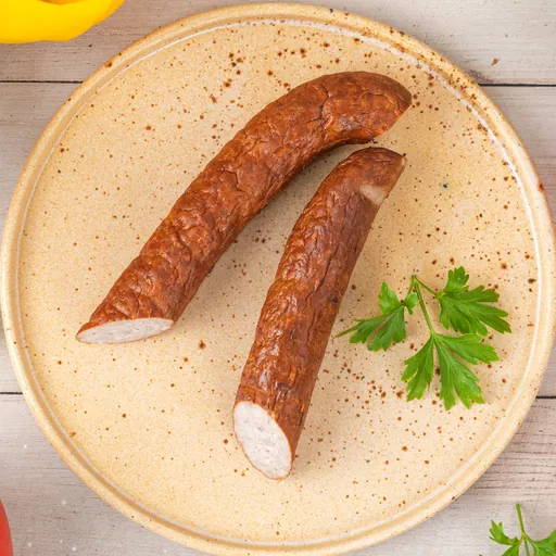 Kiełbasa pieczona na talerzu