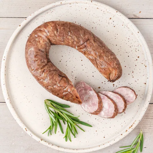 Kiełbasa wędzona na talerzu