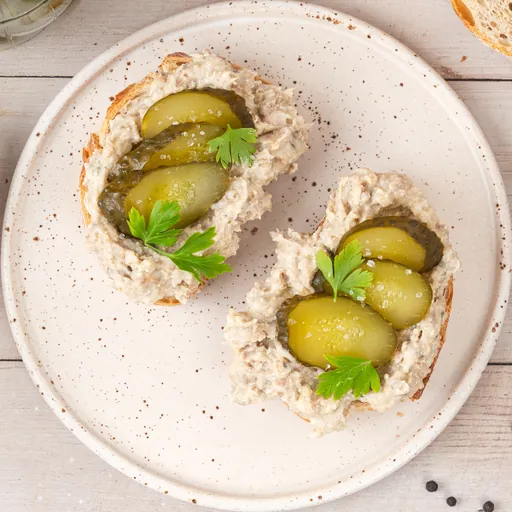 Smalec z cebulką na talerzu