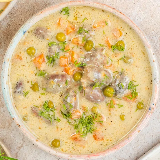 Gulasz z serc z kurczaka w sosie śmietanowym, z groszkiem i marchewką
