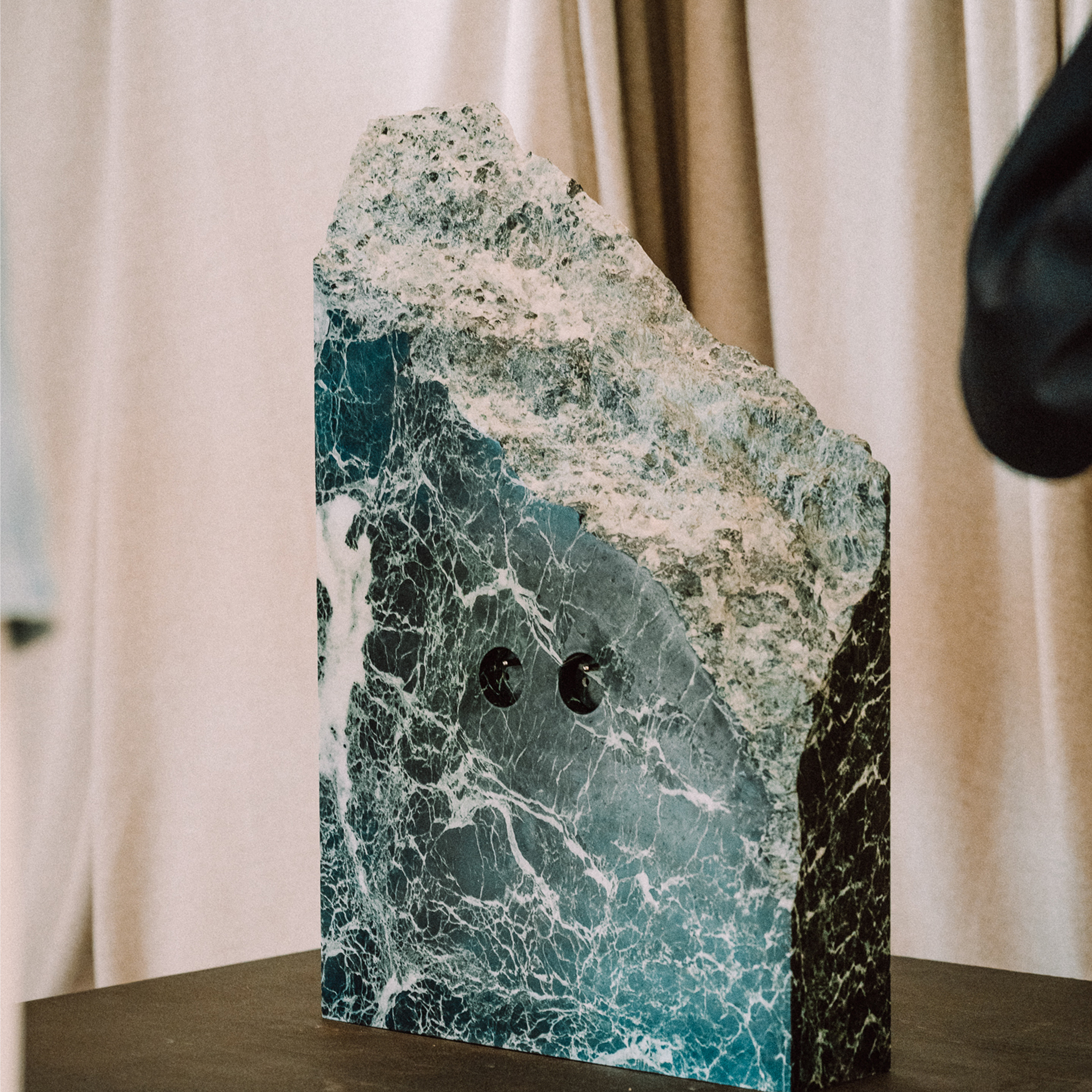 rond outlet installed in a raw green marble block