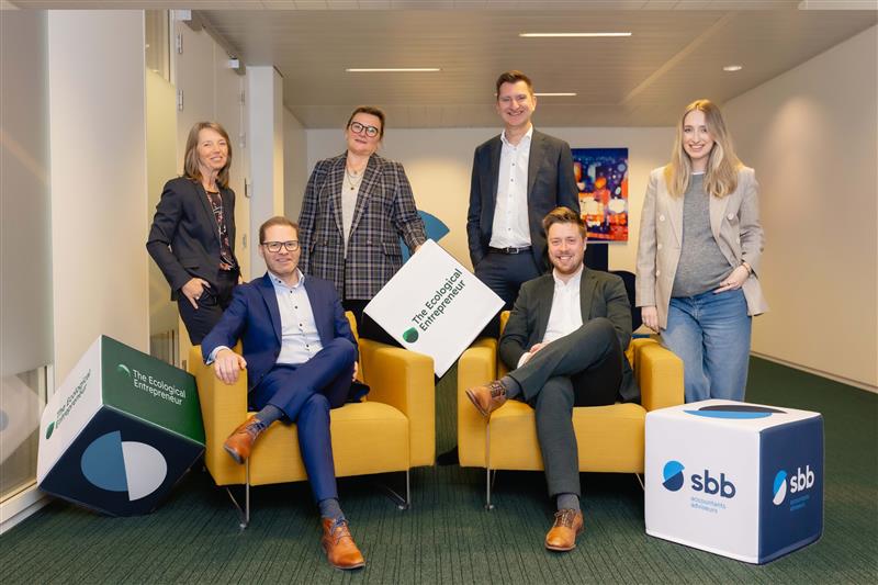 Groepsfoto van The Ecological Entrepreneur en SBB bij de start van hun samenwerking rond duurzaamheid en advies.