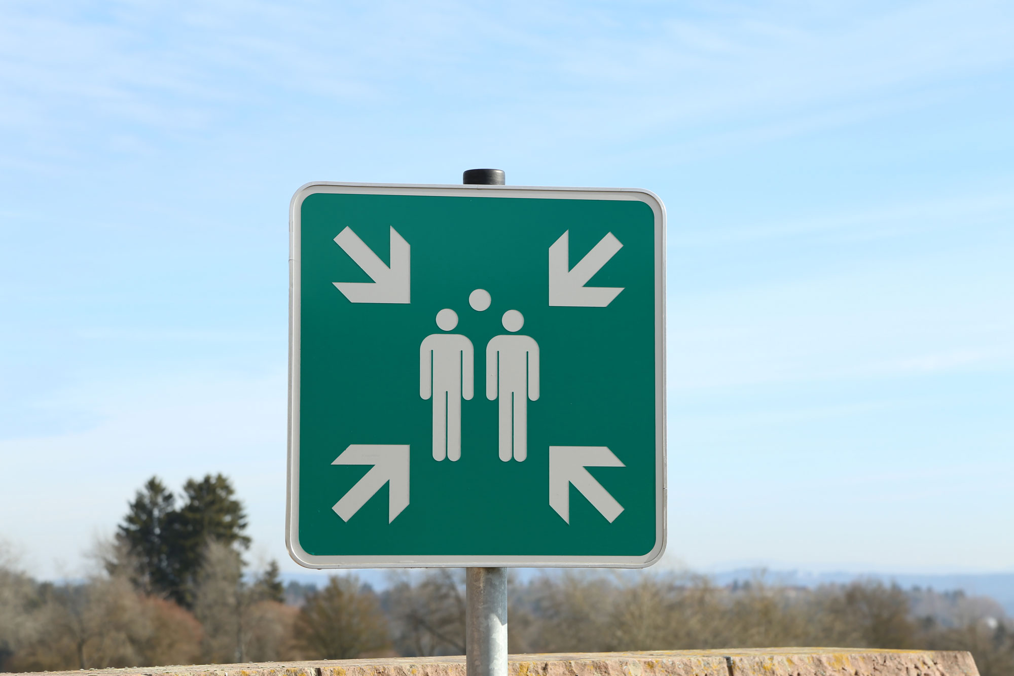 Verzamelplaatsbord met personen en pijlen als symbool voor afstemming, samenwerking en een gedeelde duurzaamheidsrichting.