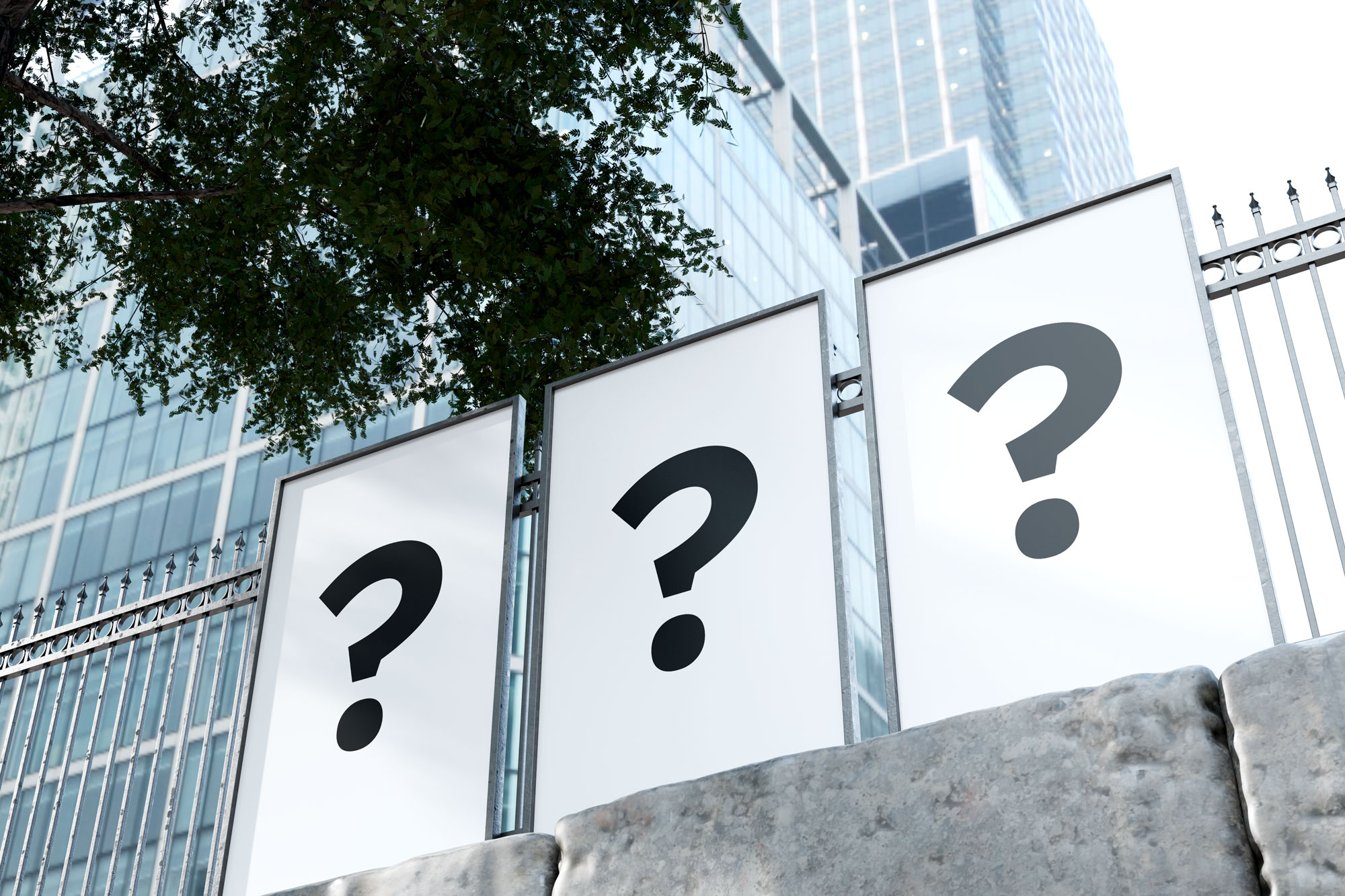 Drie vraagtekens voor moderne bedrijfsgebouwen als symbool voor strategische vragen over het vergroten van marktimpact