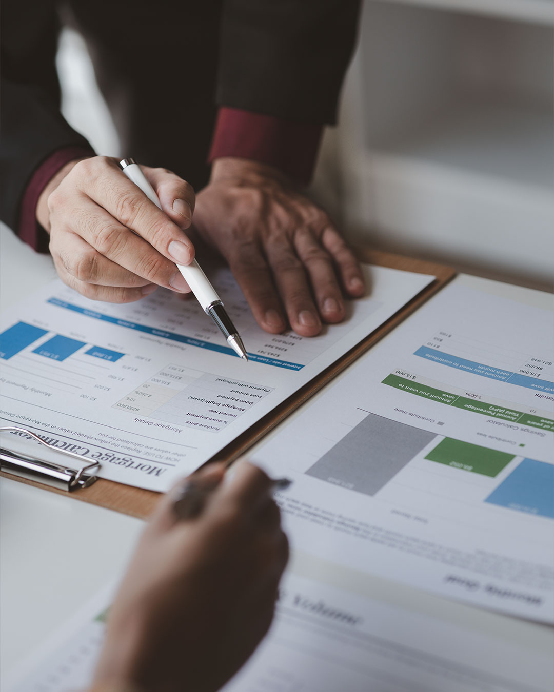 Adviseurs analyseren bedrijfs- en impactdata als onderdeel van de voorbereiding op een B Corp-certificering