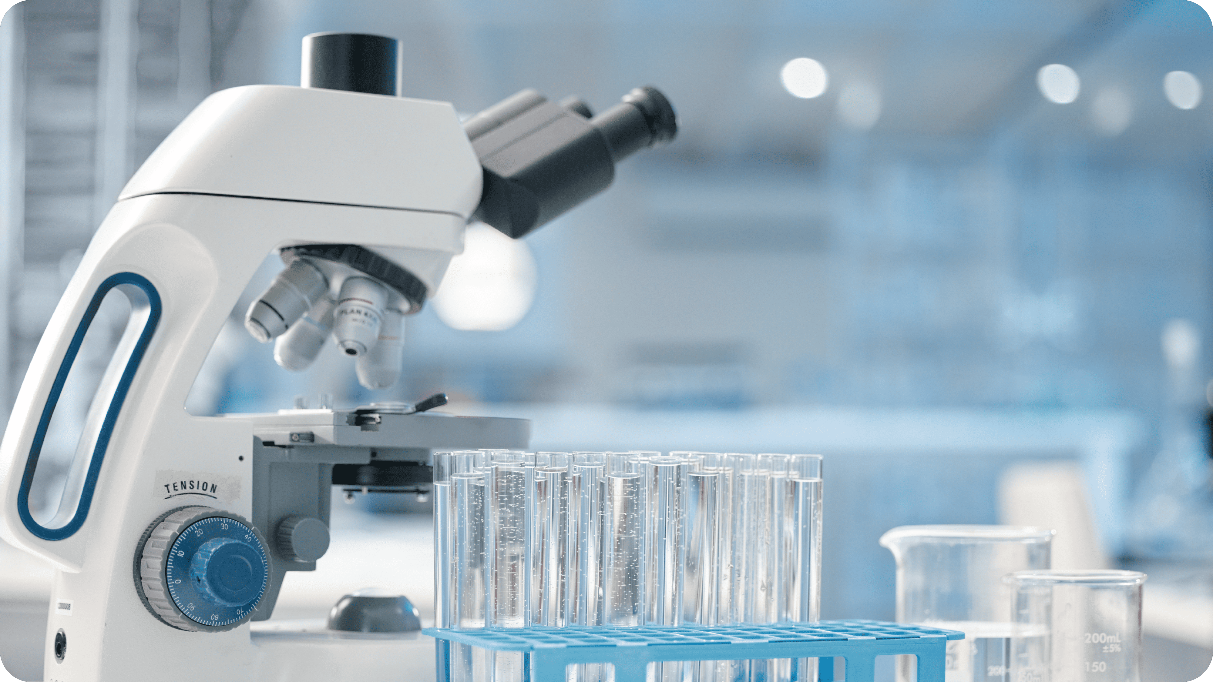 Microscoop en reageerbuizen in een laboratorium