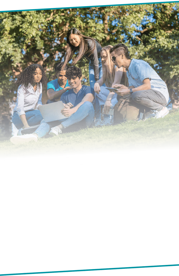 Ein Gruppe von Jugendlichen, die eine Outdoor-Tour spielen.