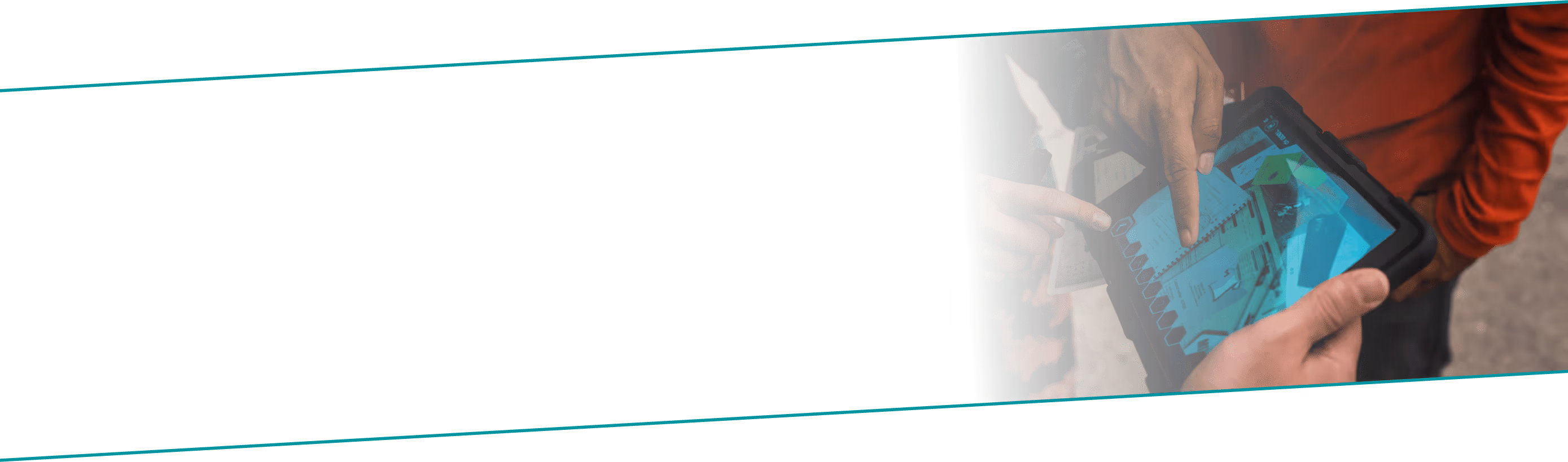 Zwei Personen betrachten und zeigen auf ein Tablet mit einer App und Grafiken darauf. Ein Teamevent mit unseren Outdoor-Touren.