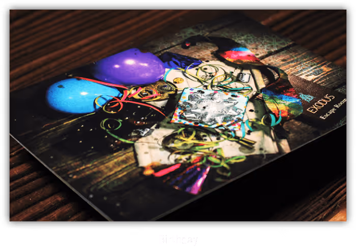 Bunte Geburtstagsgutschein mit Luftballons, Konfetti und kleinen Geschenken für einen Escape Room.