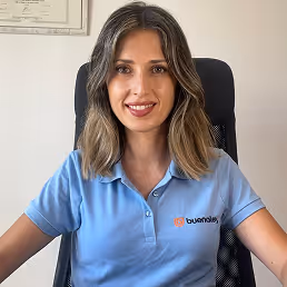 Retrato de abogada en su despacho profesional
