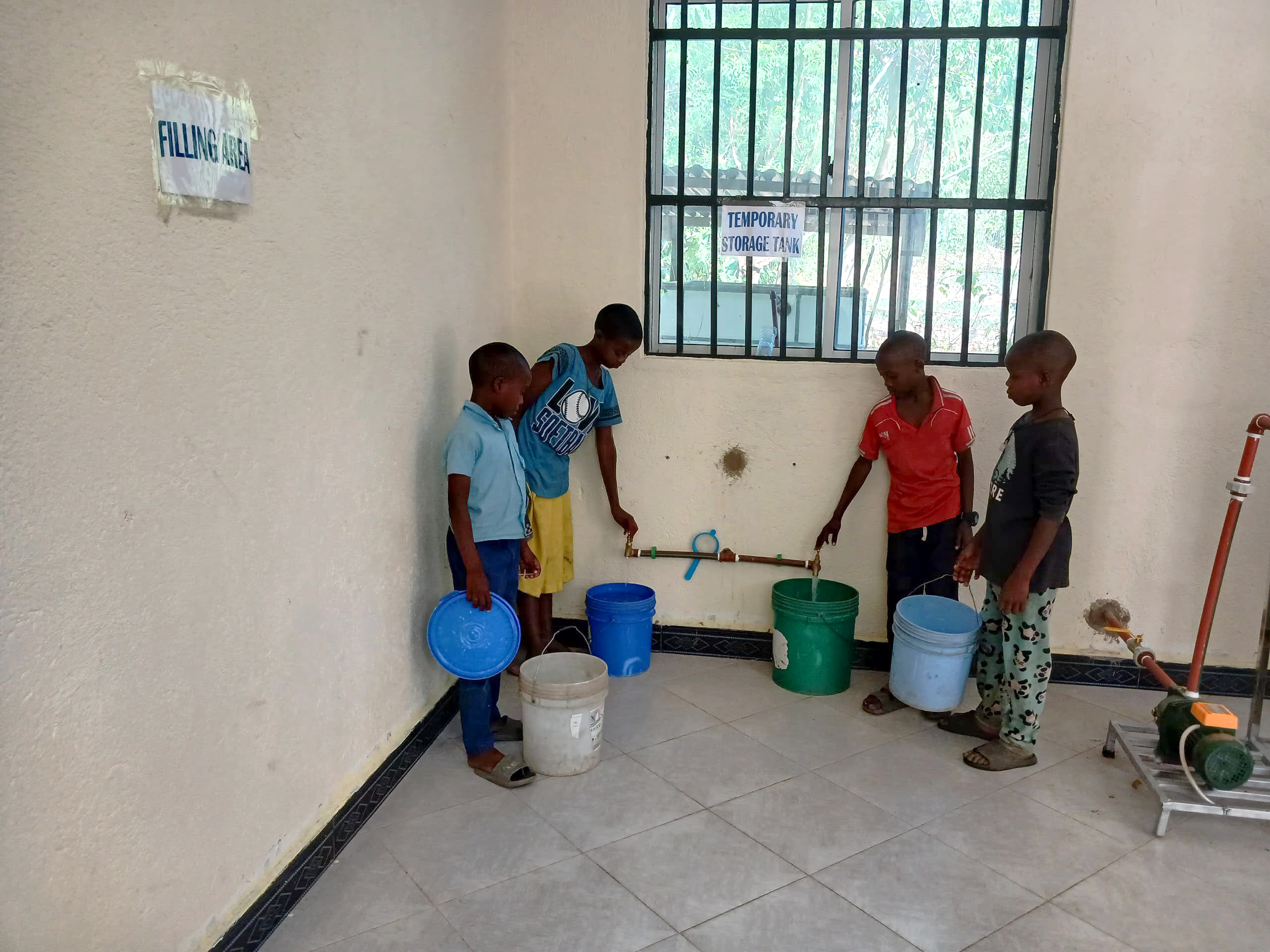 Children from Nyiendo fetching water at the filling point