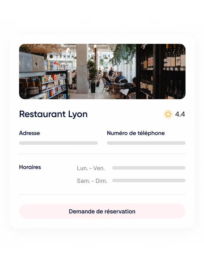 Intérieur moderne d'un restaurant animé avec des clients assis à des tables, rayons de produits et étagères de bouteilles visibles.