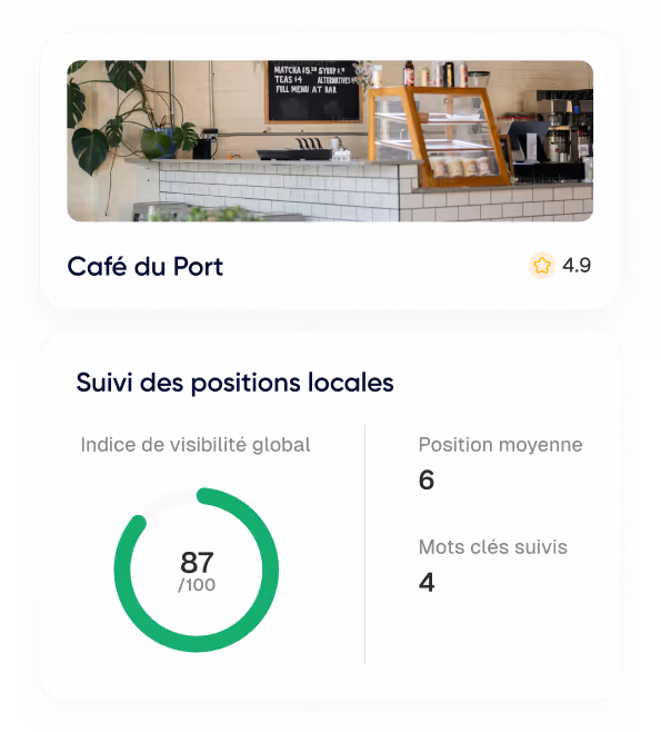 Comptoir carrelé blanc d'un café avec une plante verte, une vitrine de pâtisseries et une ardoise au mur affichant le menu.