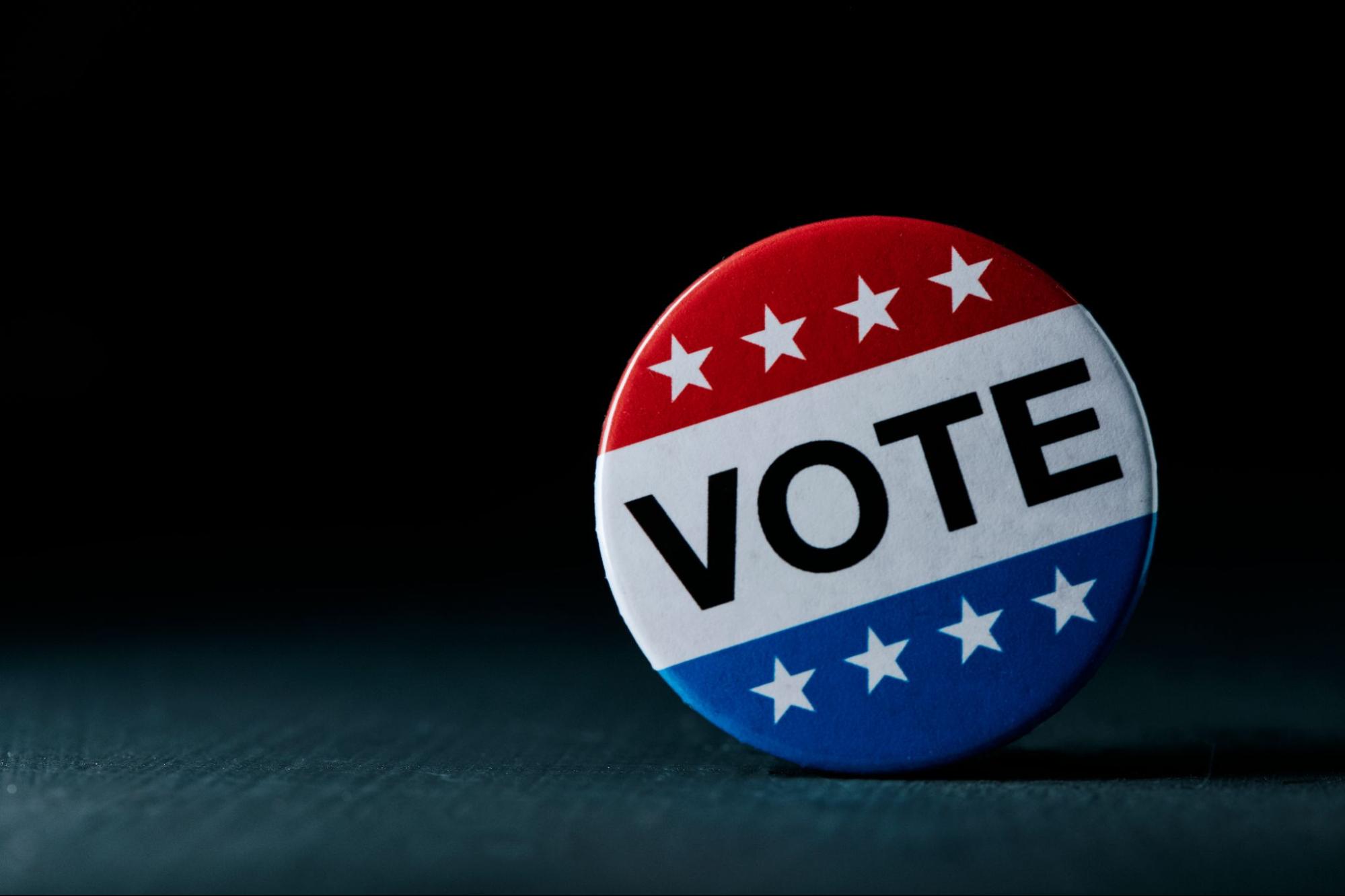 Vote badge for the US election on a gray surface.