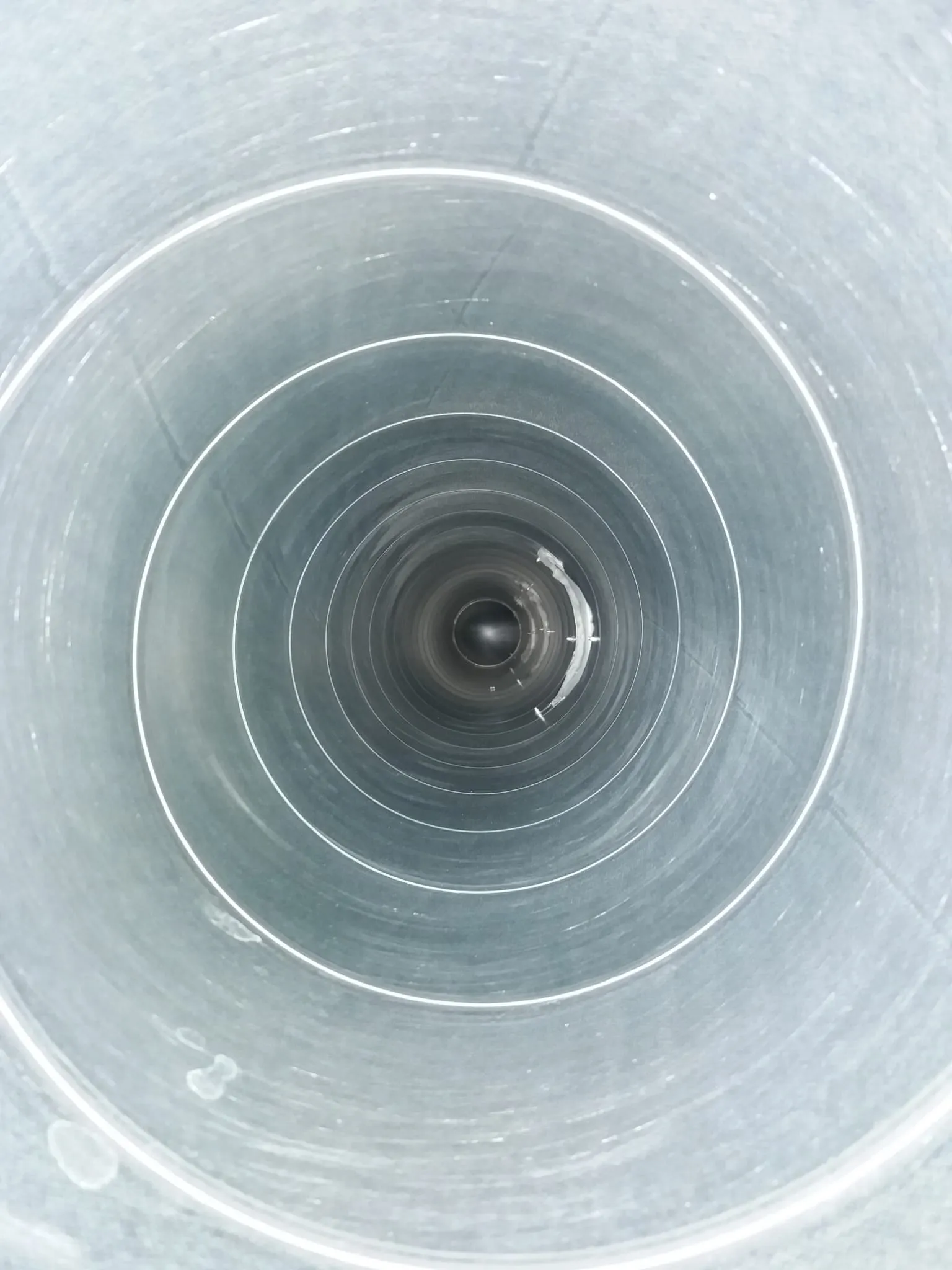 Metallinen putki, jossa on ympyröitä ja tumma pää.