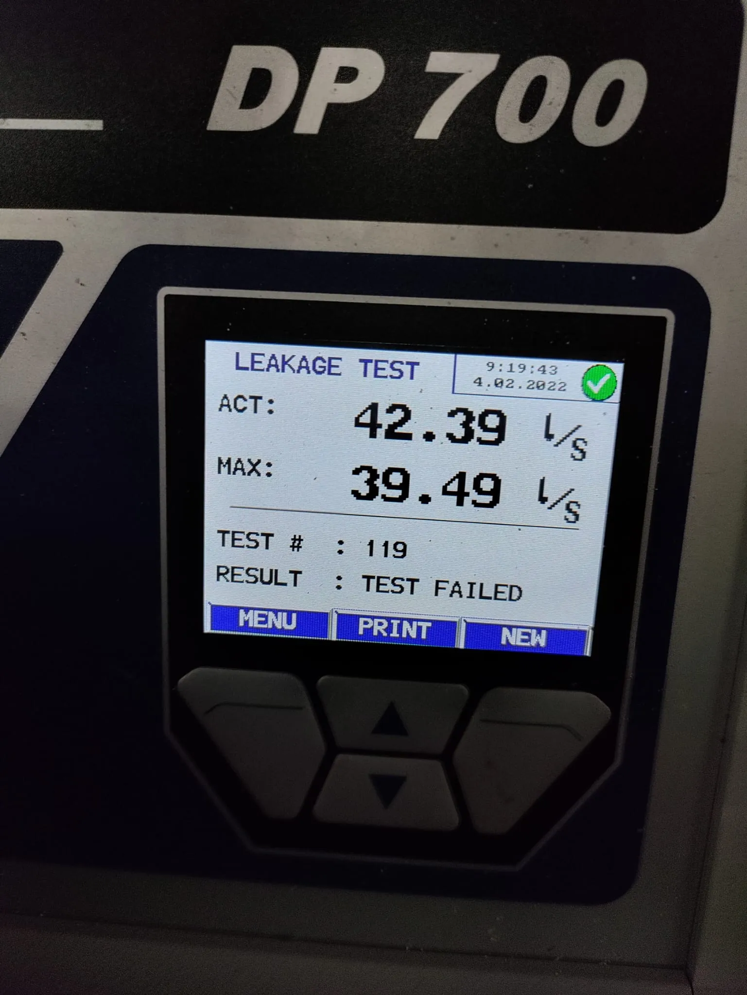Laitteen näyttöruutu, jossa näkyy "LEAKAGE TEST" -tulos, jossa todellinen arvo (42.39 l/s) ylittää maksimiarvon (39.49 l/s), mikä johtaa testin epäonnistumiseen.