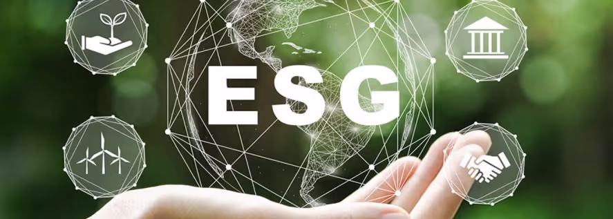 Ruka koja drži digitalni globus sa ESG tekstom i ikonama koje predstavljaju životnu sredinu, upravljanje i partnerstvo.