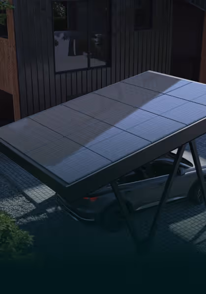 Automobil parkiran ispod nadstrešnice sa solarnim panelima pored moderne tamne drvene zgrade.