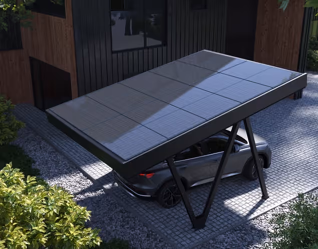 Automobil parkiran ispod nadstrešnice sa solarnim panelima pored moderne tamne drvene zgrade.