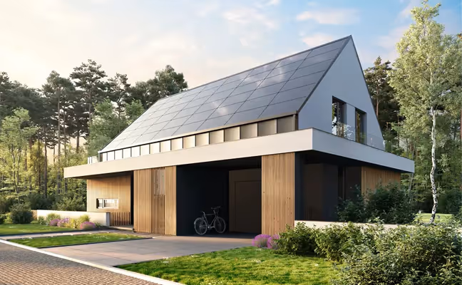 Krov moderne kuće prekriven solarnim panelima pod vedrim nebom.