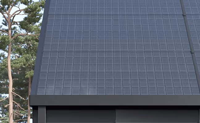 Krov moderne kuće prekriven solarnim panelima pod vedrim nebom.