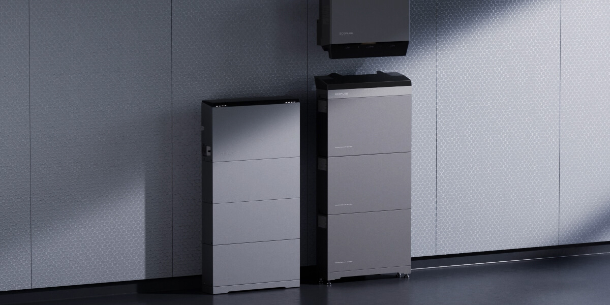 Dva sloga OCEAN 2 baterija i inverter na zidu