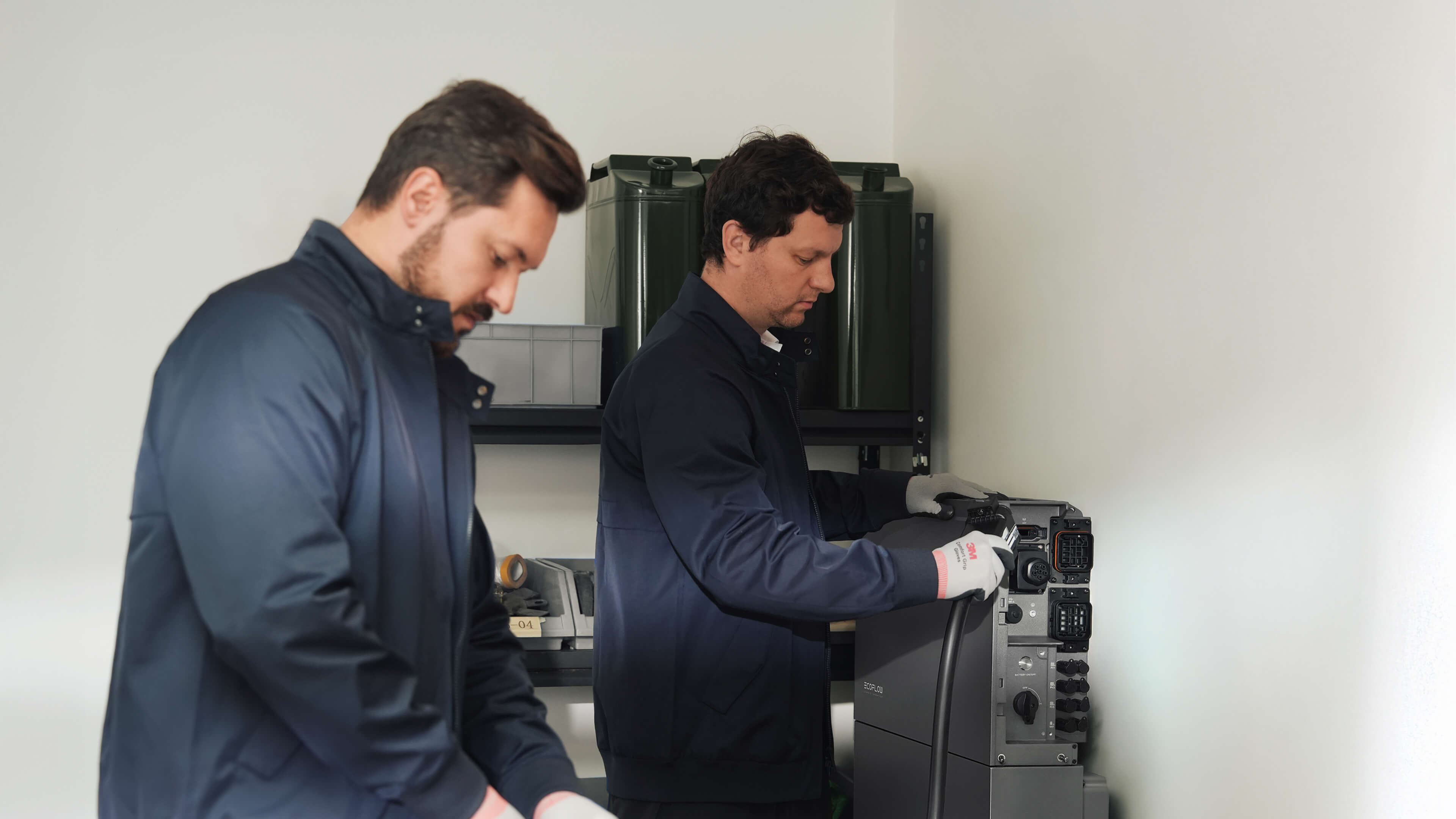 Dva instalatera povezuju OCEAN 2 sistem