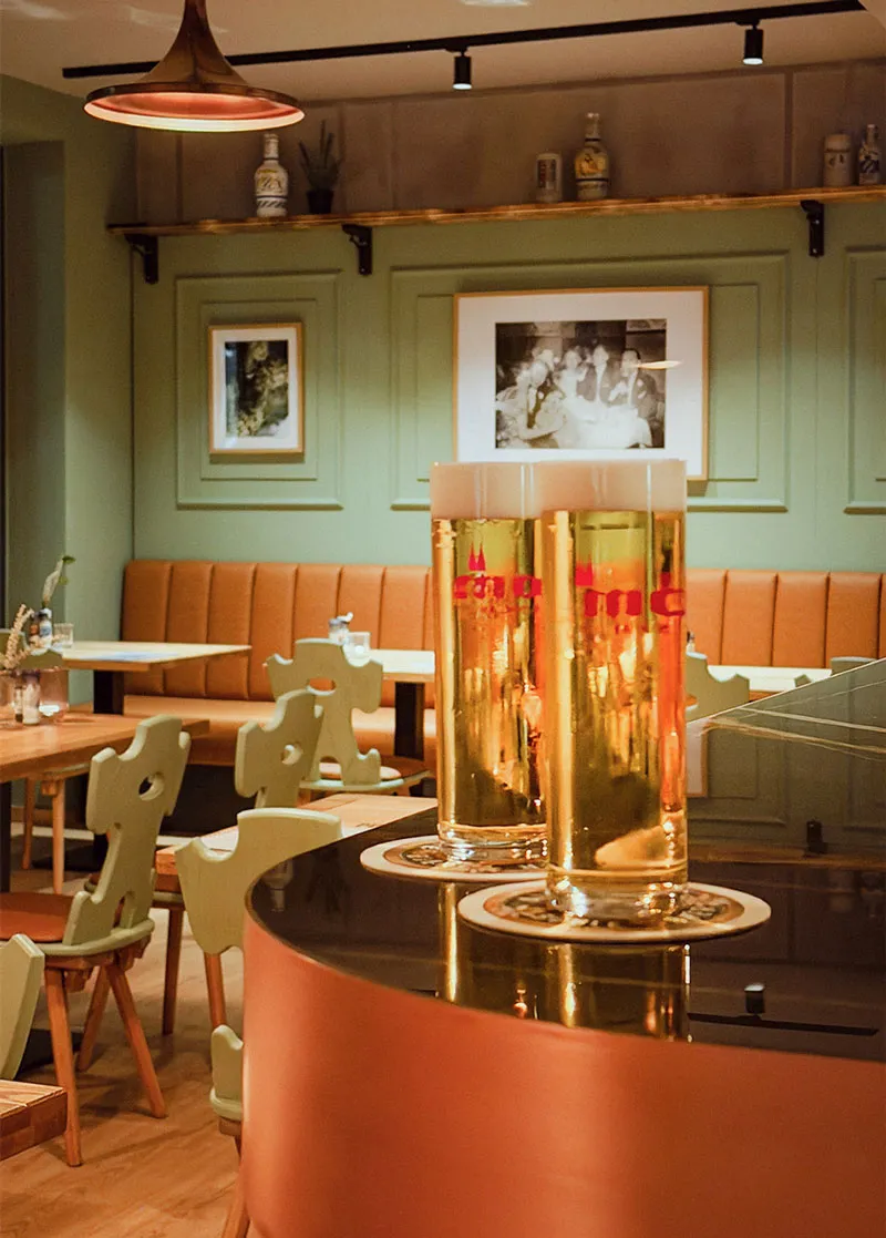 Zwei Biergläser auf einem Thresen