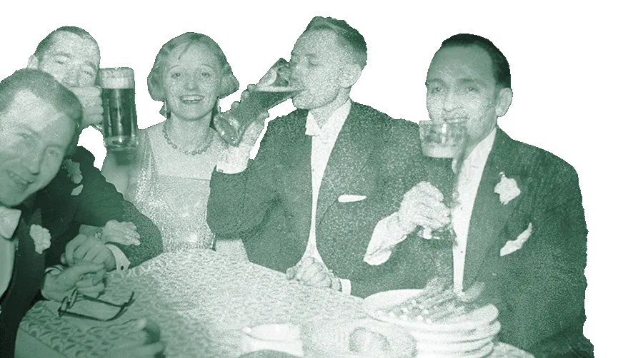 Gruppe von Menschen, die Bier trinken