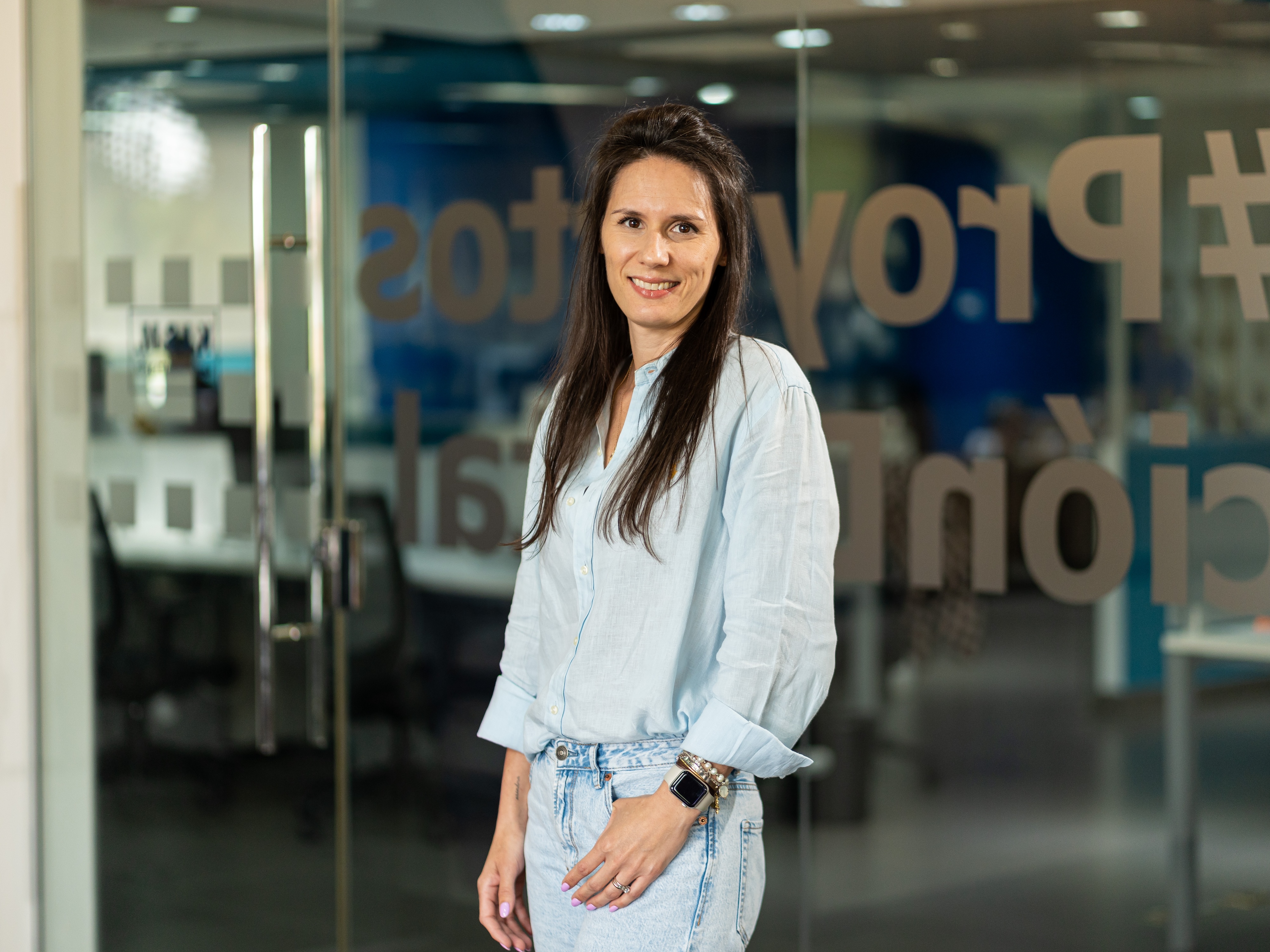 Headshot de Ana Porras, Directora Comercial