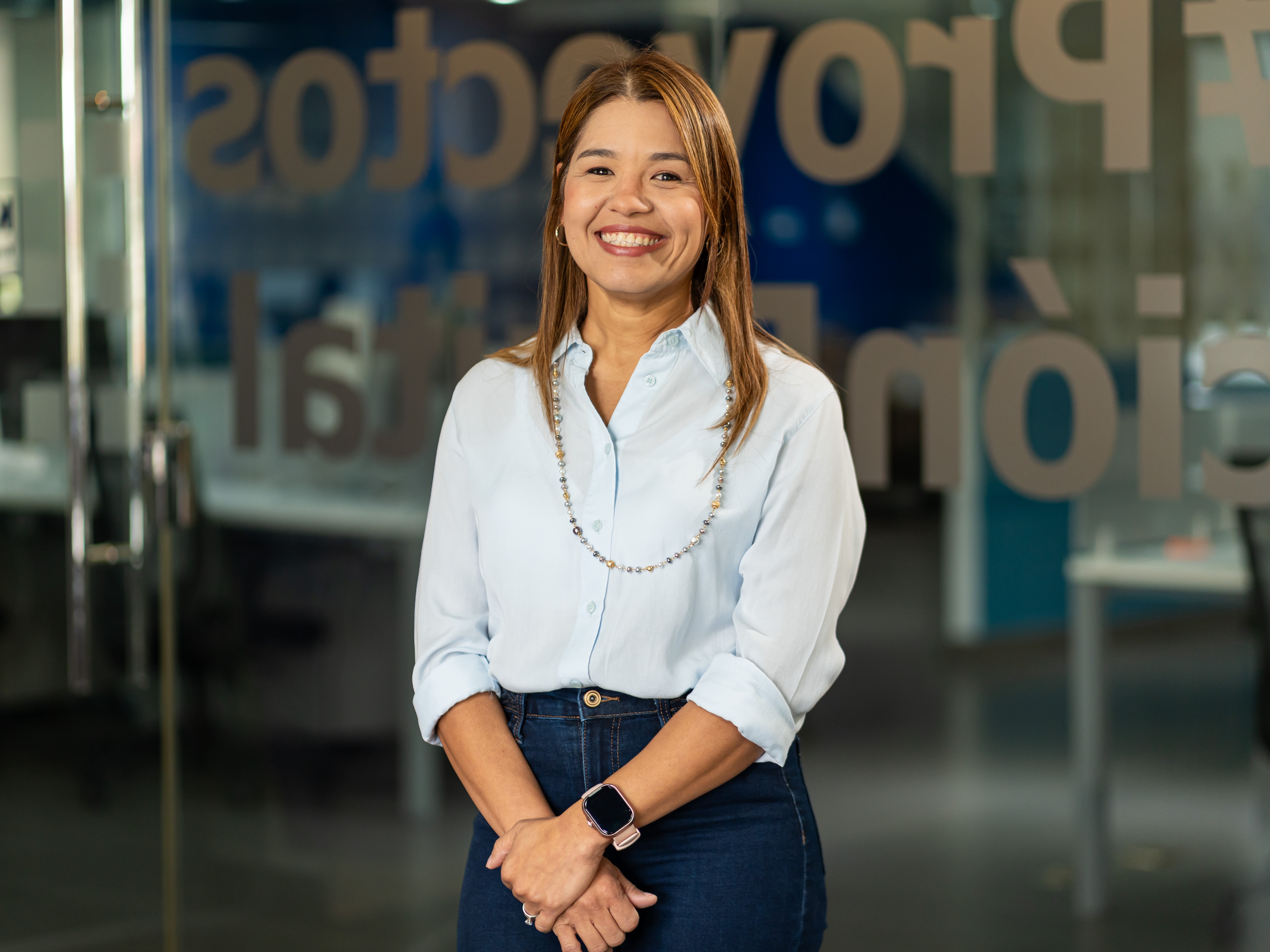 Headshot de Ginela Barcos, Directora de Administración y Finanzas.