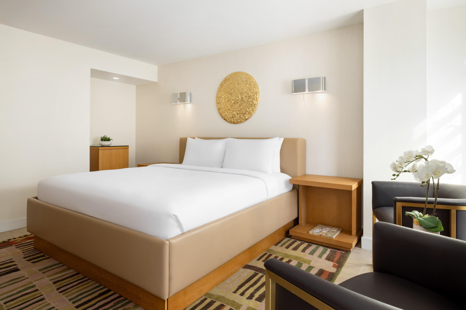 Collins-Court-bed-with-seating-area