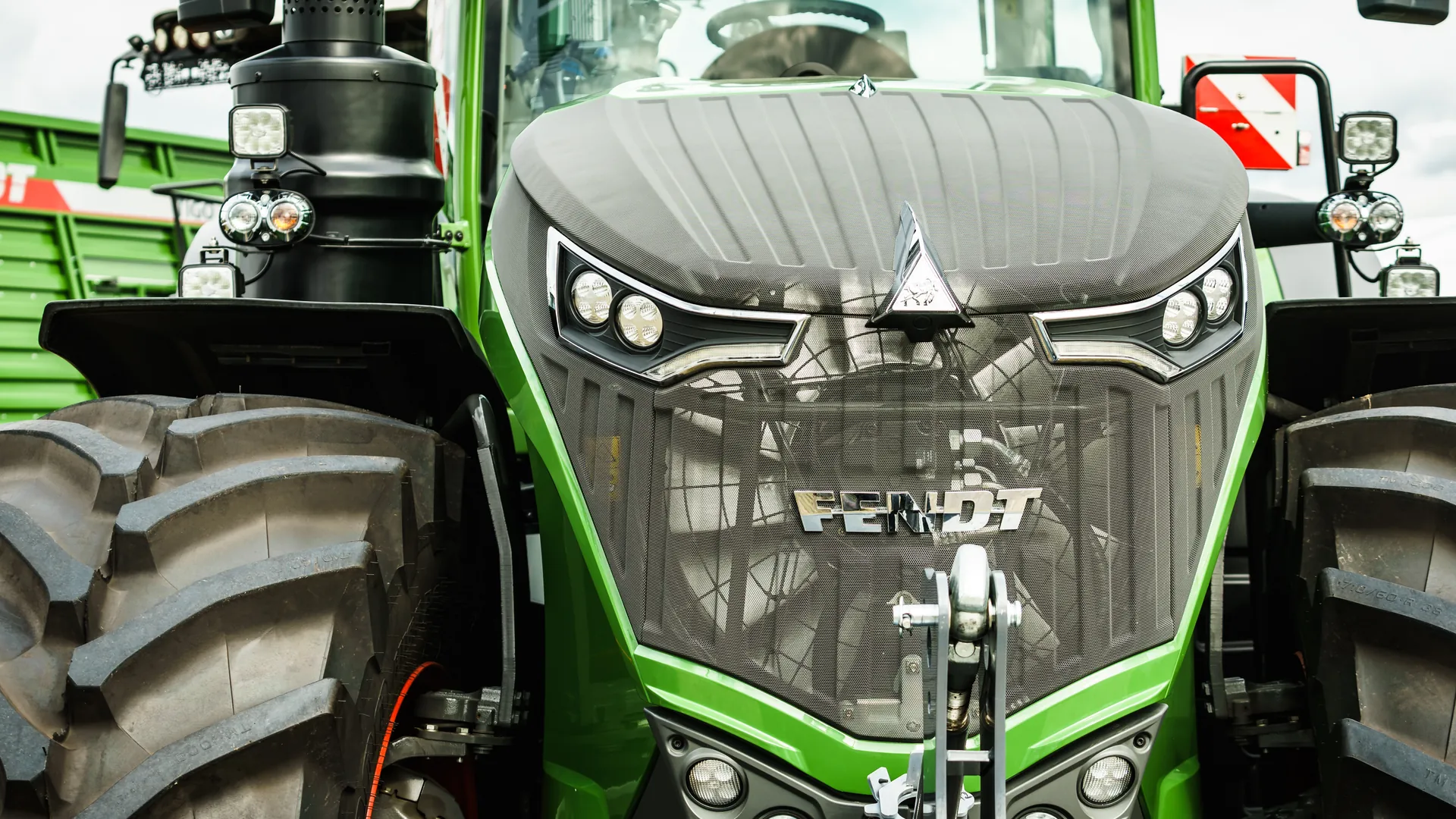 Front grille and headlights of a Fendt tractor