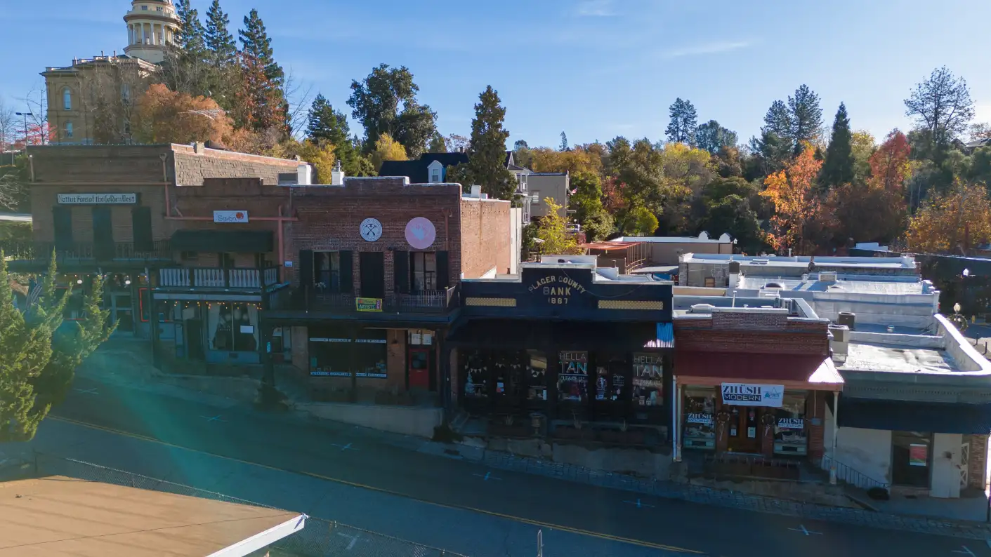 Auburn CA's picturesque downtown area with historic buildings and inviting storefronts.