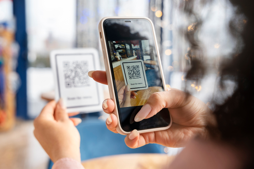 Žena drži telefon i skenira qr code