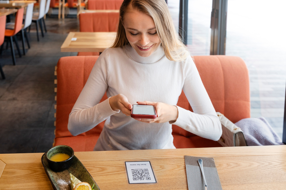 Žena skenira QR kod za plaćanje