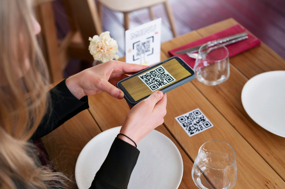 Skeniranje QR koda telefonom u restoranu