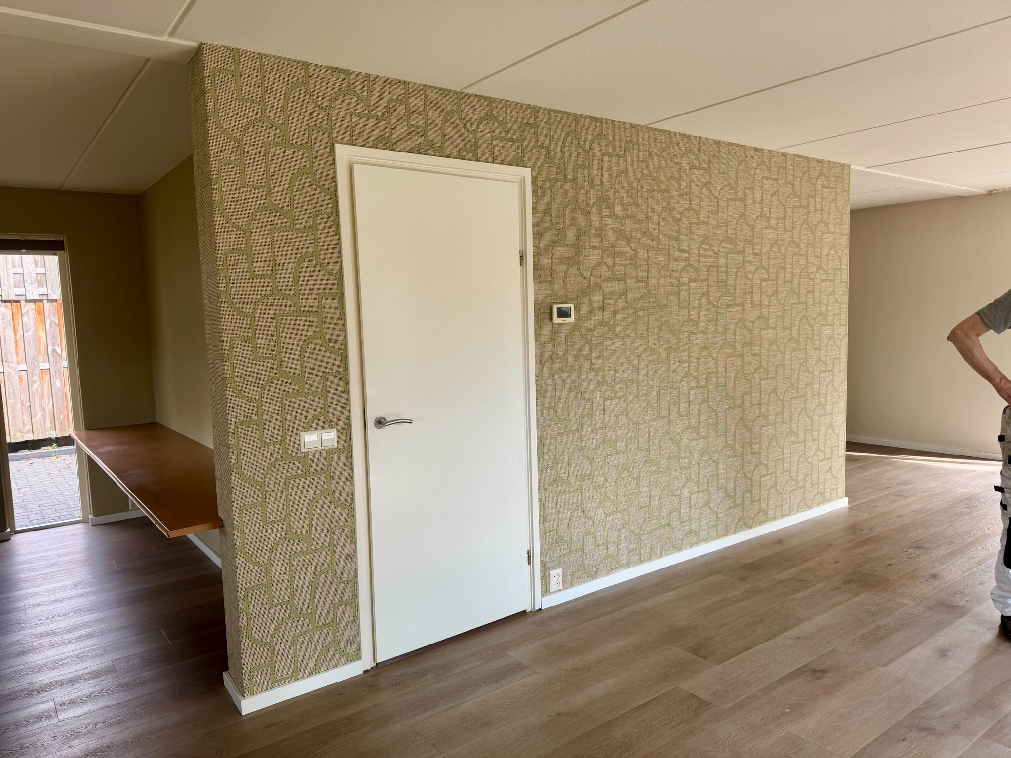 Middenwand met ARTE-wandbekleding met art-deco-motief, afgewerkt door Verfprofessioneel