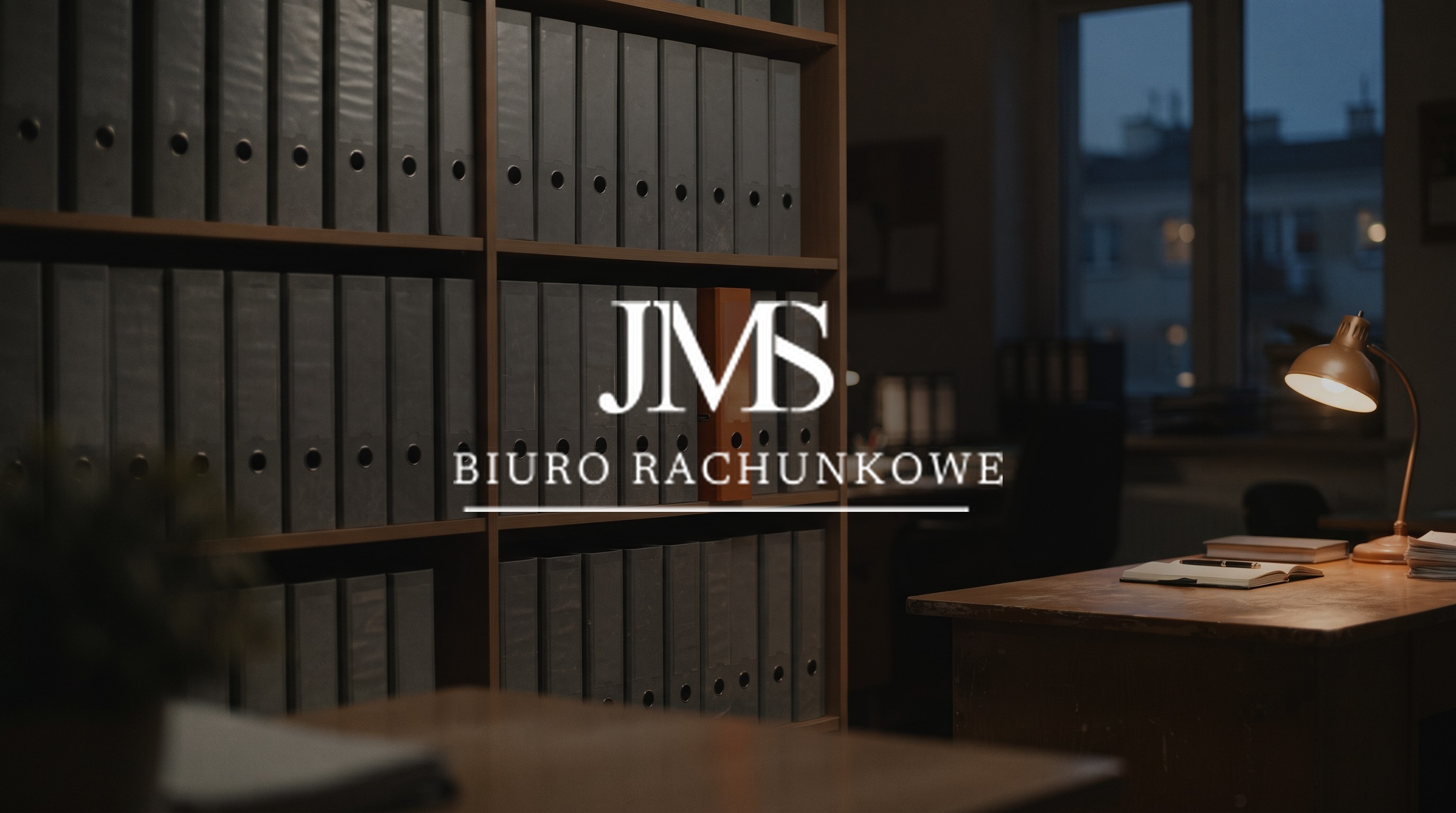 Regał z segregatorami w biurze rachunkowym z logo JMS - leady na księgowość spółek z o.o.