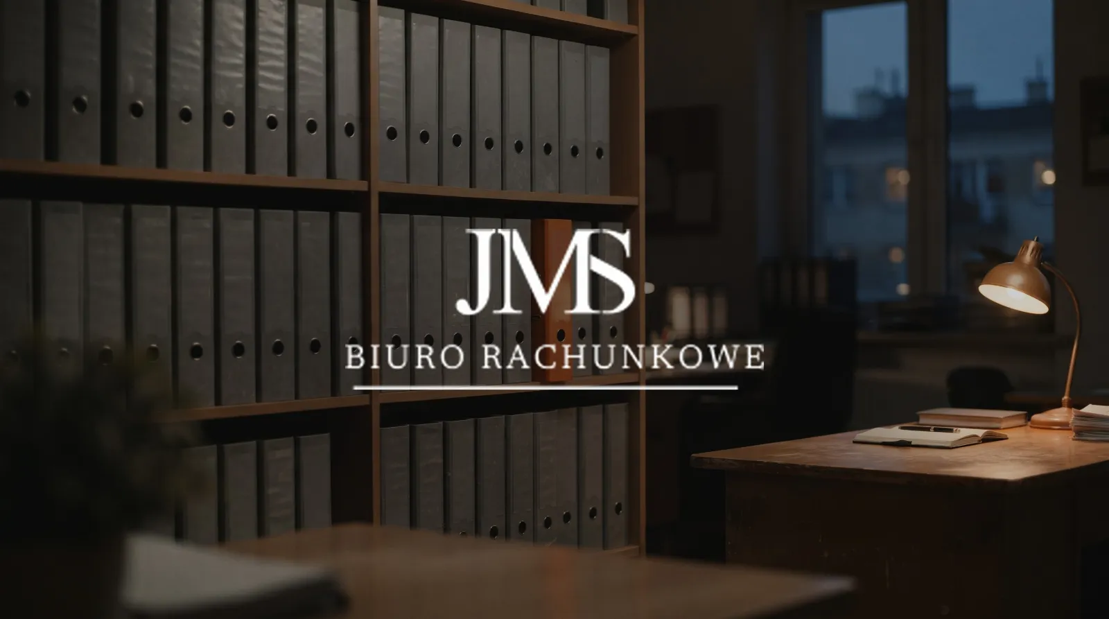 Regał z segregatorami w biurze rachunkowym z logo JMS - leady na księgowość spółek z o.o.
