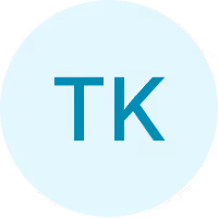 Kreisförmiges Symbol mit hellblauem Hintergrund und den Buchstaben TK in dunkelblauer Schrift.