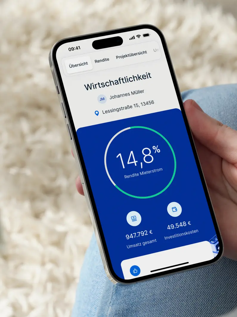 Smartphone-Bildschirm zeigt eine App mit Wirtschaftlichkeitsübersicht, 14,8% Mieterstrom-Rendite, Gesamtumsatz 947.792 € und Investitionskosten 49.548 €.